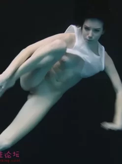 骨感美女~~水下全.裸表演！！！（1）【1v63.3M】【百度盘】